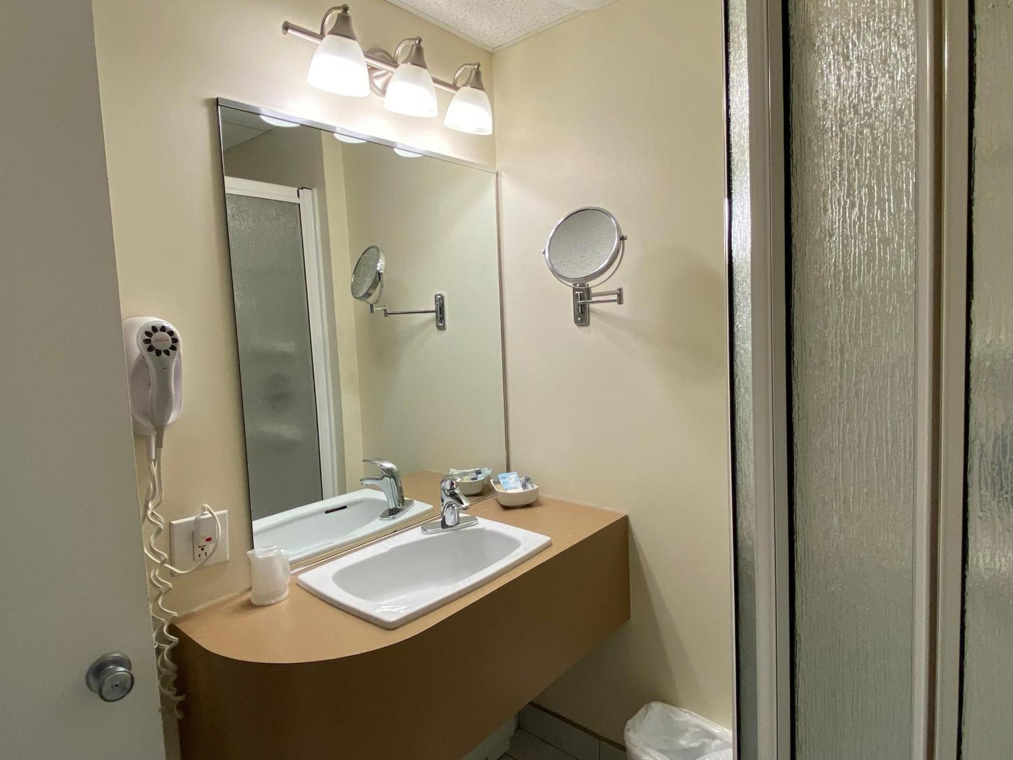 Hotel Centre-Ville Montmagny Ngoại thất bức ảnh